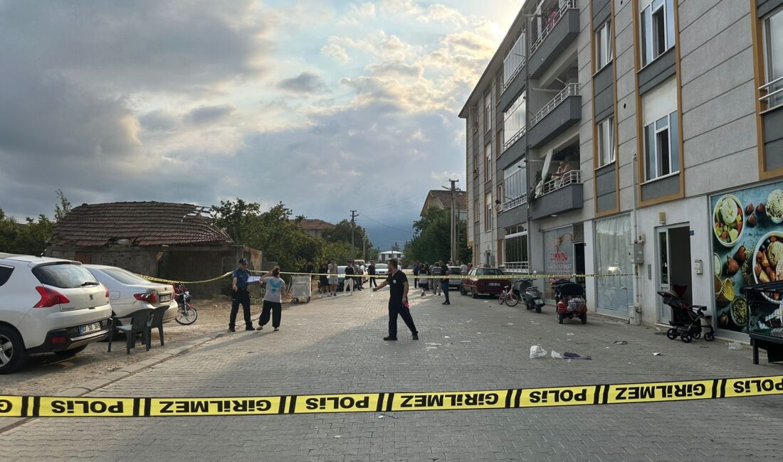 Düzce'nin Cumayeri ilçesinde bir sağlık merkezinin önünde silahlı saldırıya uğrayan