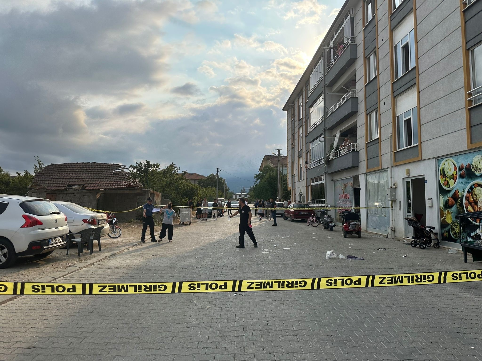Düzce'nin Cumayeri ilçesinde bir sağlık merkezinin önünde silahlı saldırıya uğrayan