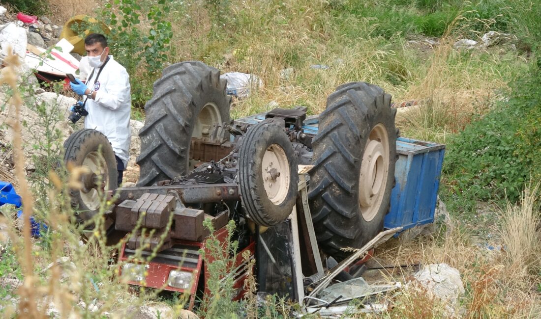 Burdur'da, tarlasından topladığı taşları boşaltmaya çalışan bir öğretmen, kullandığı traktörün