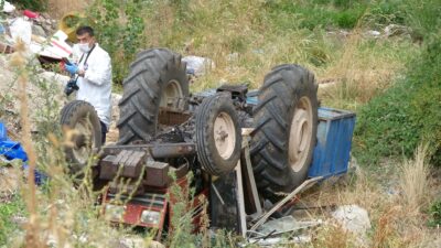 Burdur'da, tarlasından topladığı taşları boşaltmaya çalışan bir öğretmen, kullandığı traktörün