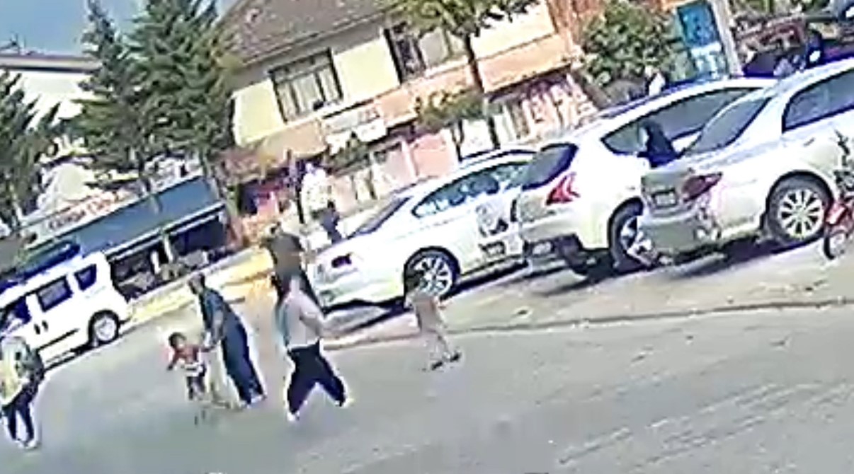 Düzce'de bir sağlık merkezi önünde silahlı saldırı düzenleyerek bir kişiyi