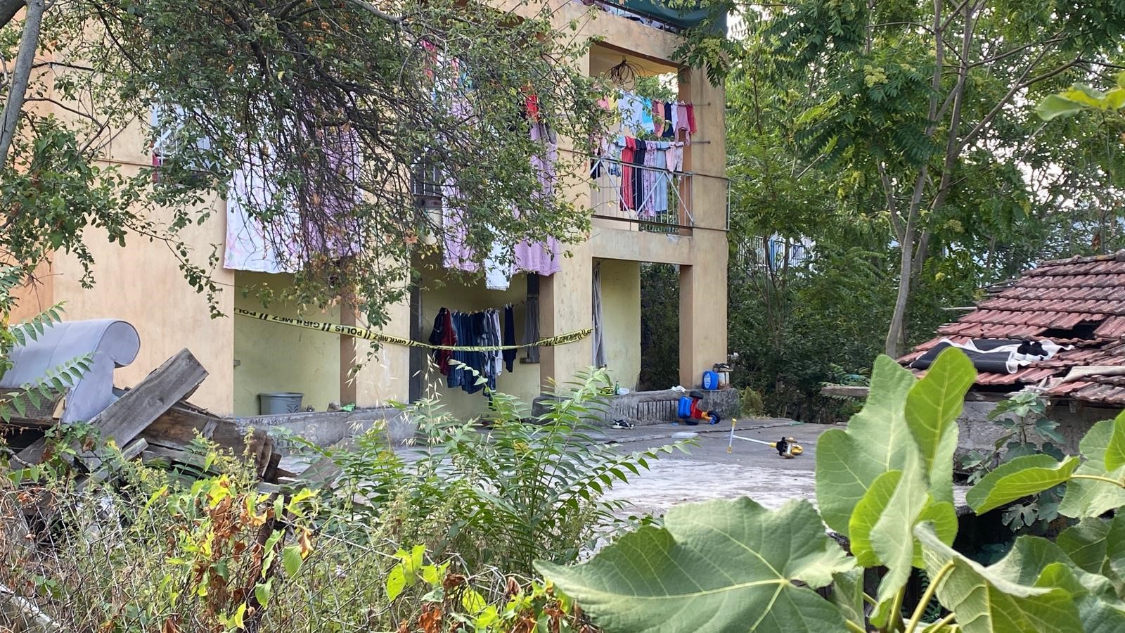 Kocaeli'nin İzmit ilçesinde yaşanan aile içi tartışma, kanlı bitti. Eşiyle