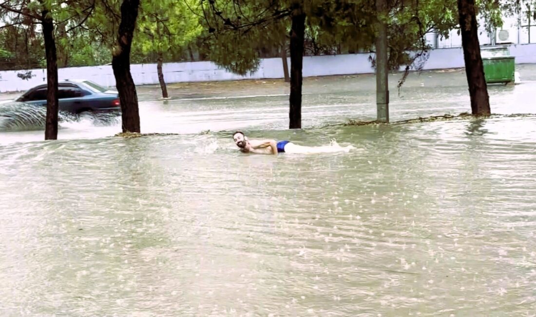 Denizli'de etkili olan kısa süreli sağanak yağış, kentin altyapı sorunlarını