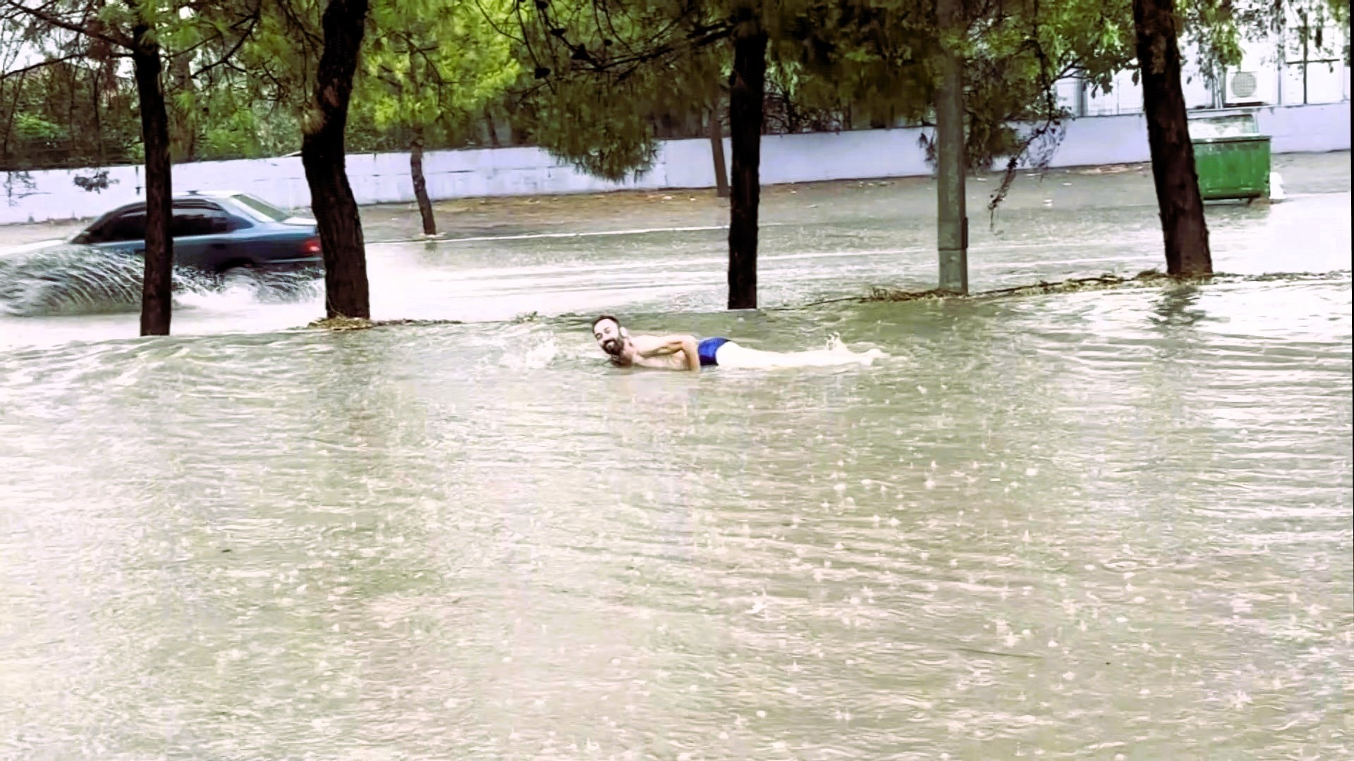 Denizli'de etkili olan kısa süreli sağanak yağış, kentin altyapı sorunlarını