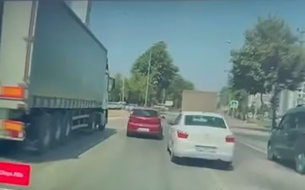 Bursa'da, trafiğin yoğun olduğu bir bulvarda meydana gelen kazada, tır