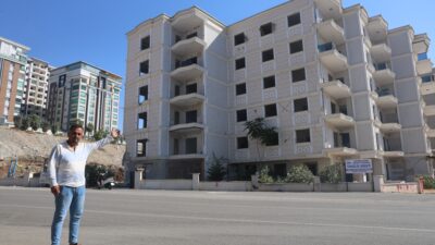 Hatay'ın Kırıkhan ilçesinde, deprem sonrası yıkım kararı alınan ağır hasarlı