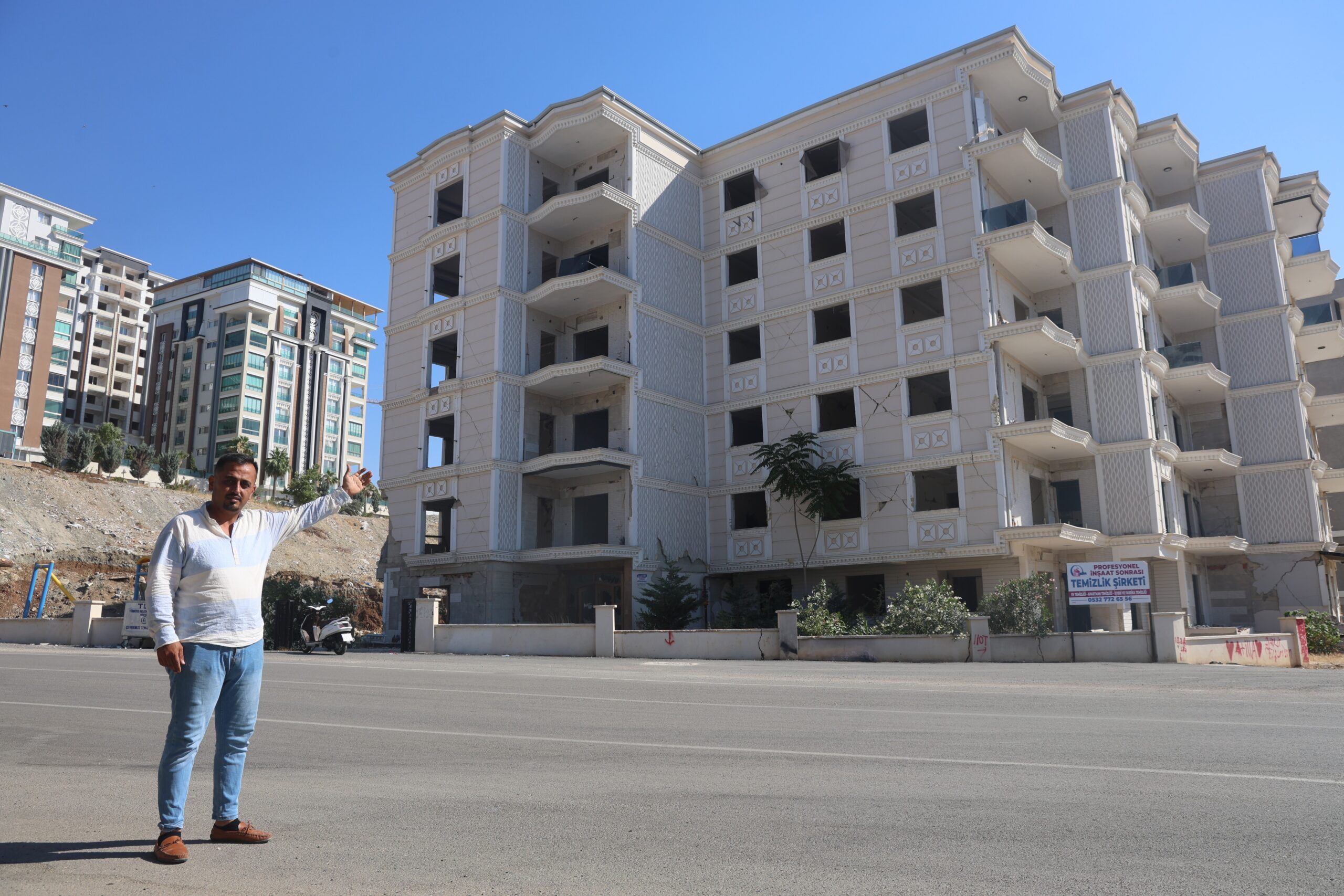 Hatay'ın Kırıkhan ilçesinde, deprem sonrası yıkım kararı alınan ağır hasarlı