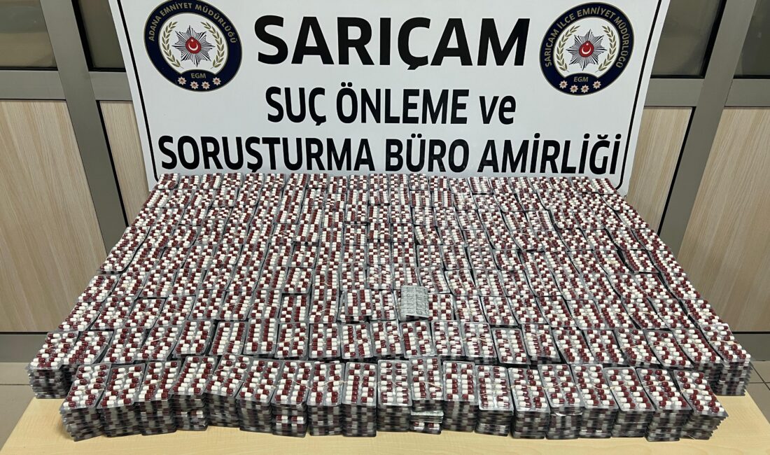 Adana'da emniyet güçleri tarafından bir apartman dairesine düzenlenen operasyonda, valizler