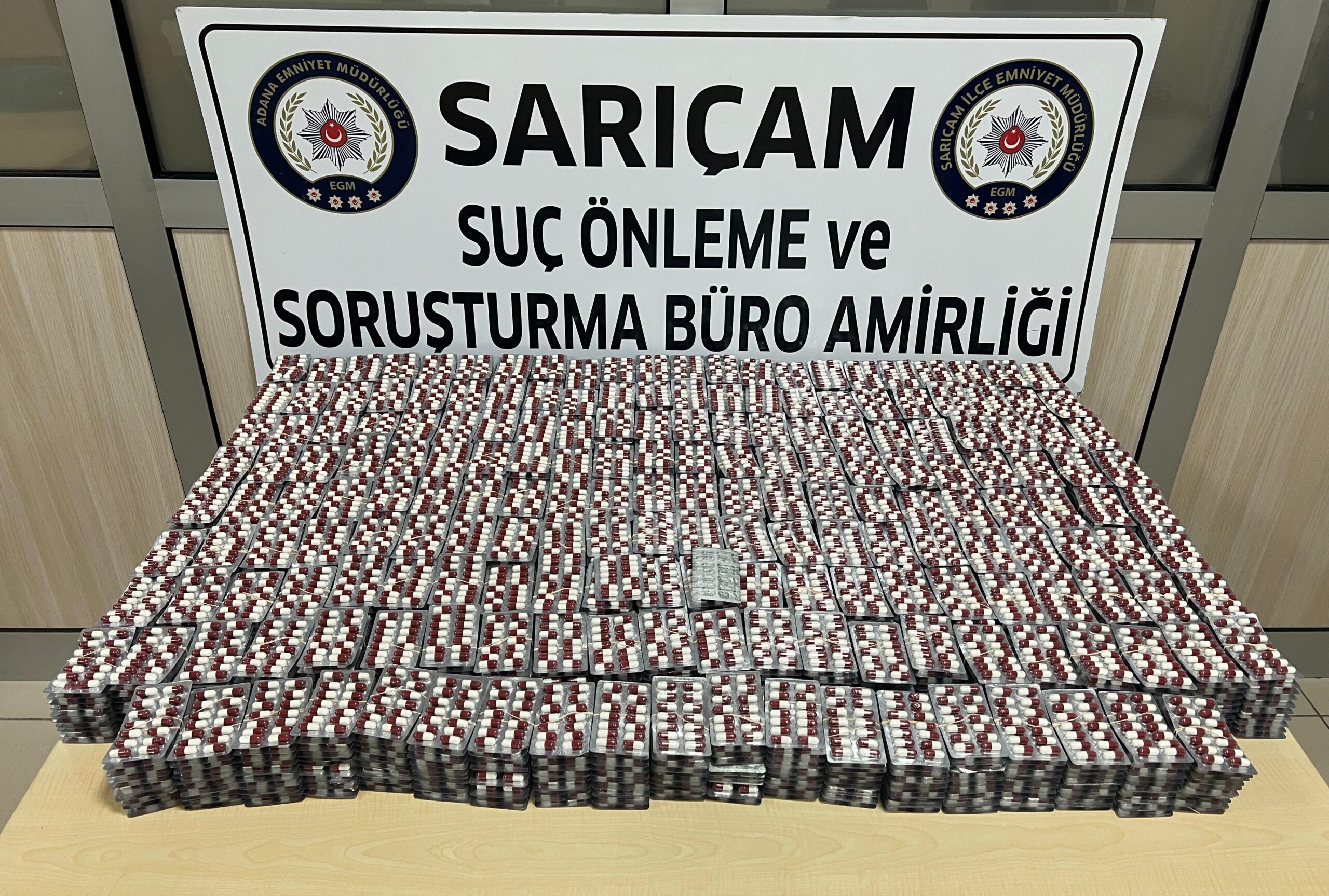 Adana'da emniyet güçleri tarafından bir apartman dairesine düzenlenen operasyonda, valizler