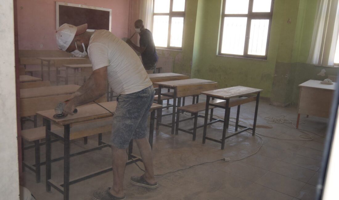 Diyarbakır'ın Eğil ilçesinde bulunan Alpaslan Anadolu Lisesi'nin idarecileri, yaz tatilini