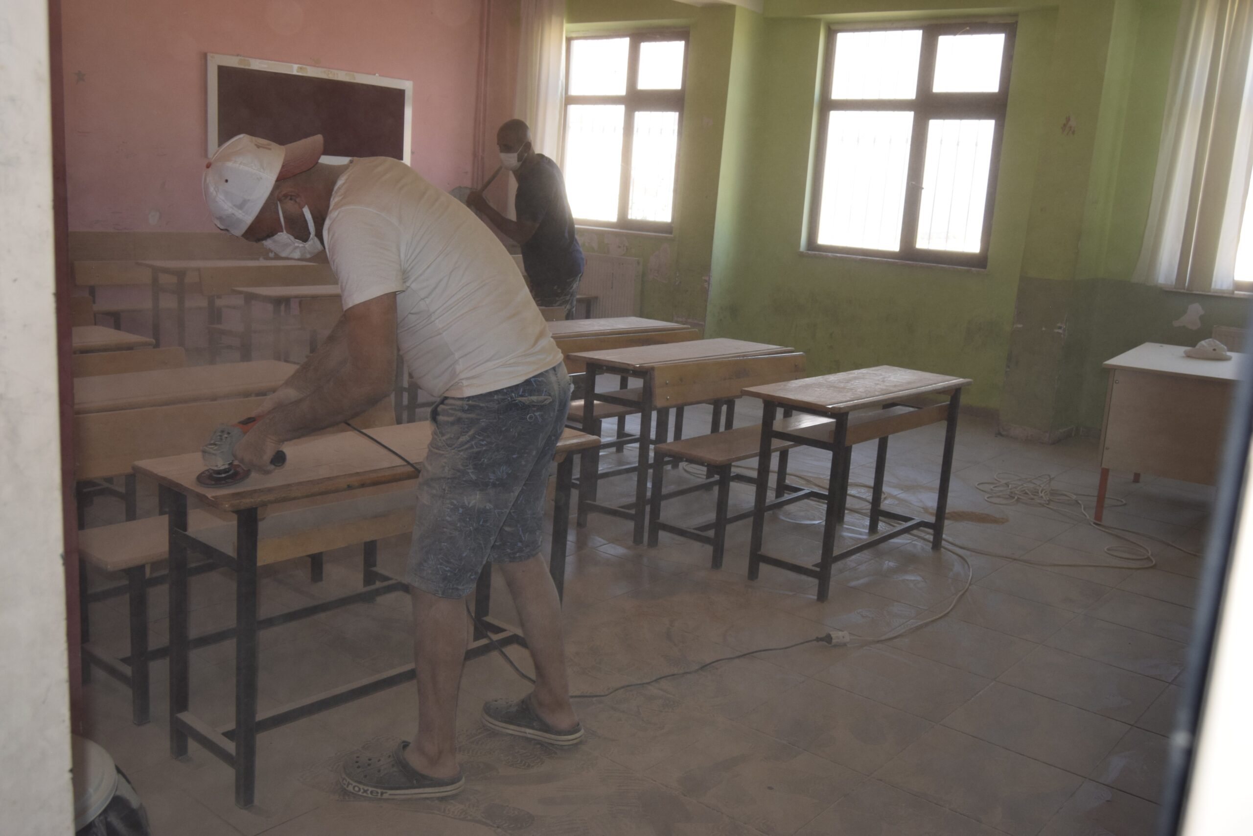Diyarbakır'ın Eğil ilçesinde bulunan Alpaslan Anadolu Lisesi'nin idarecileri, yaz tatilini