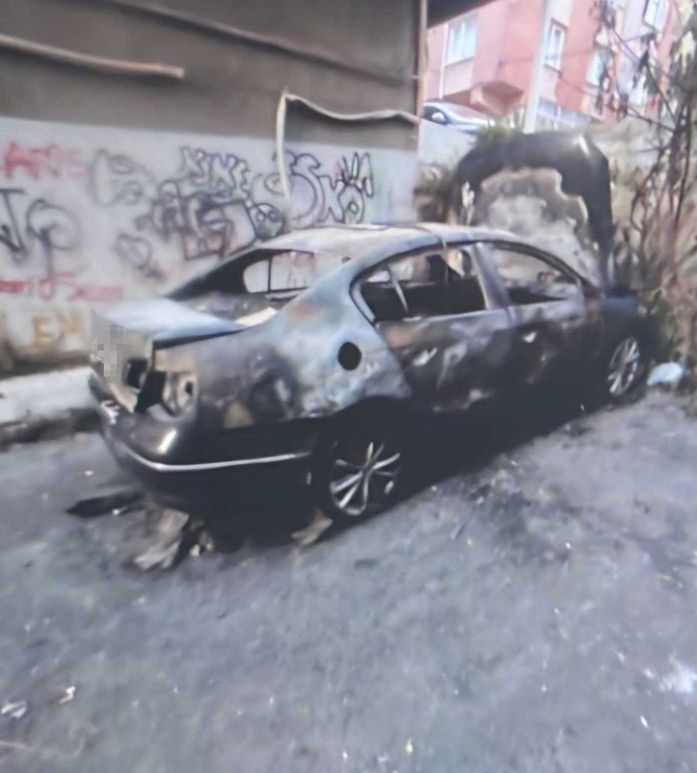 İstanbul Bahçelievler'de kendilerine polis süsü vererek bir evden çelik kasa