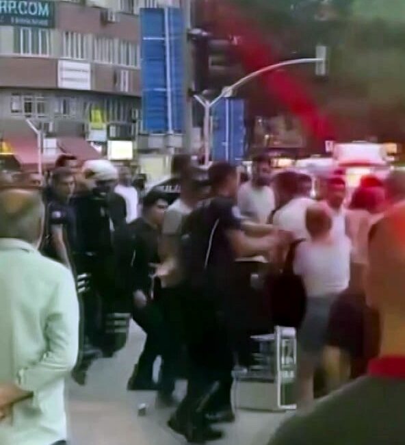 Sakarya'nın Adapazarı ilçesinde, iki grup arasında başlayan sözlü tartışma kısa