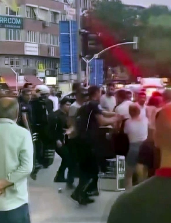 Sakarya'nın Adapazarı ilçesinde, iki grup arasında başlayan sözlü tartışma kısa