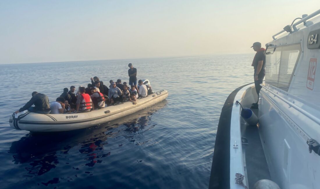 Muğla'nın Bodrum ilçesi açıklarında, motor arızası nedeniyle sürüklenen lastik bottaki