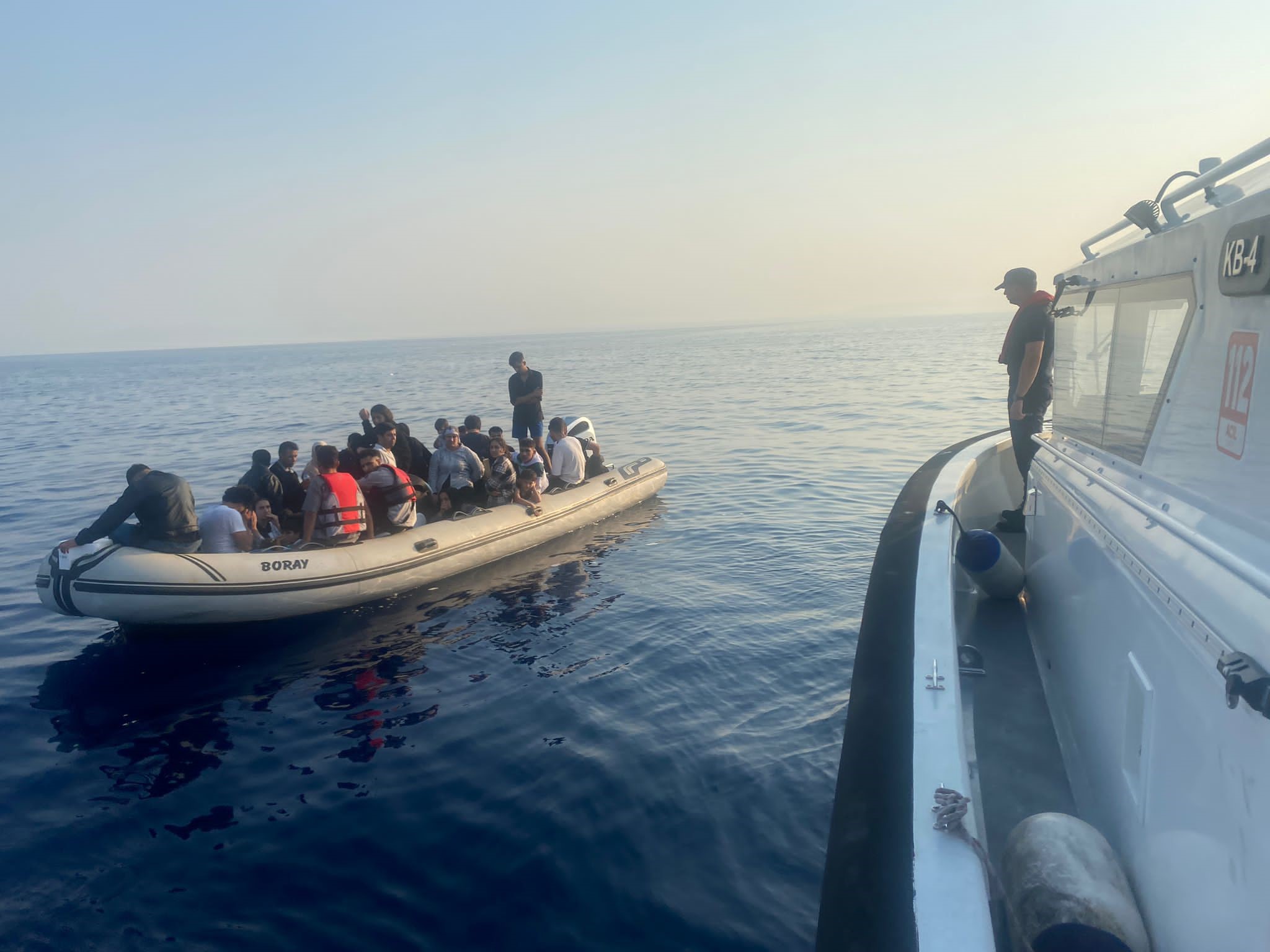 Muğla'nın Bodrum ilçesi açıklarında, motor arızası nedeniyle sürüklenen lastik bottaki