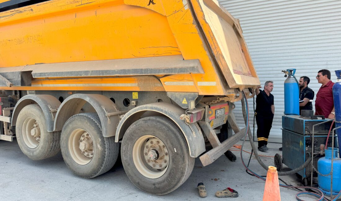 Kocaeli'nin Gebze ilçesindeki bir sanayi sitesinde, tırının damperindeki kaynak işlemini