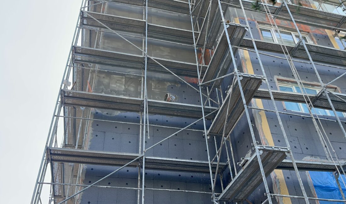 Eskişehir'de, 8 katlı bir apartmanın dış cephe izolasyon işlerini yürüten