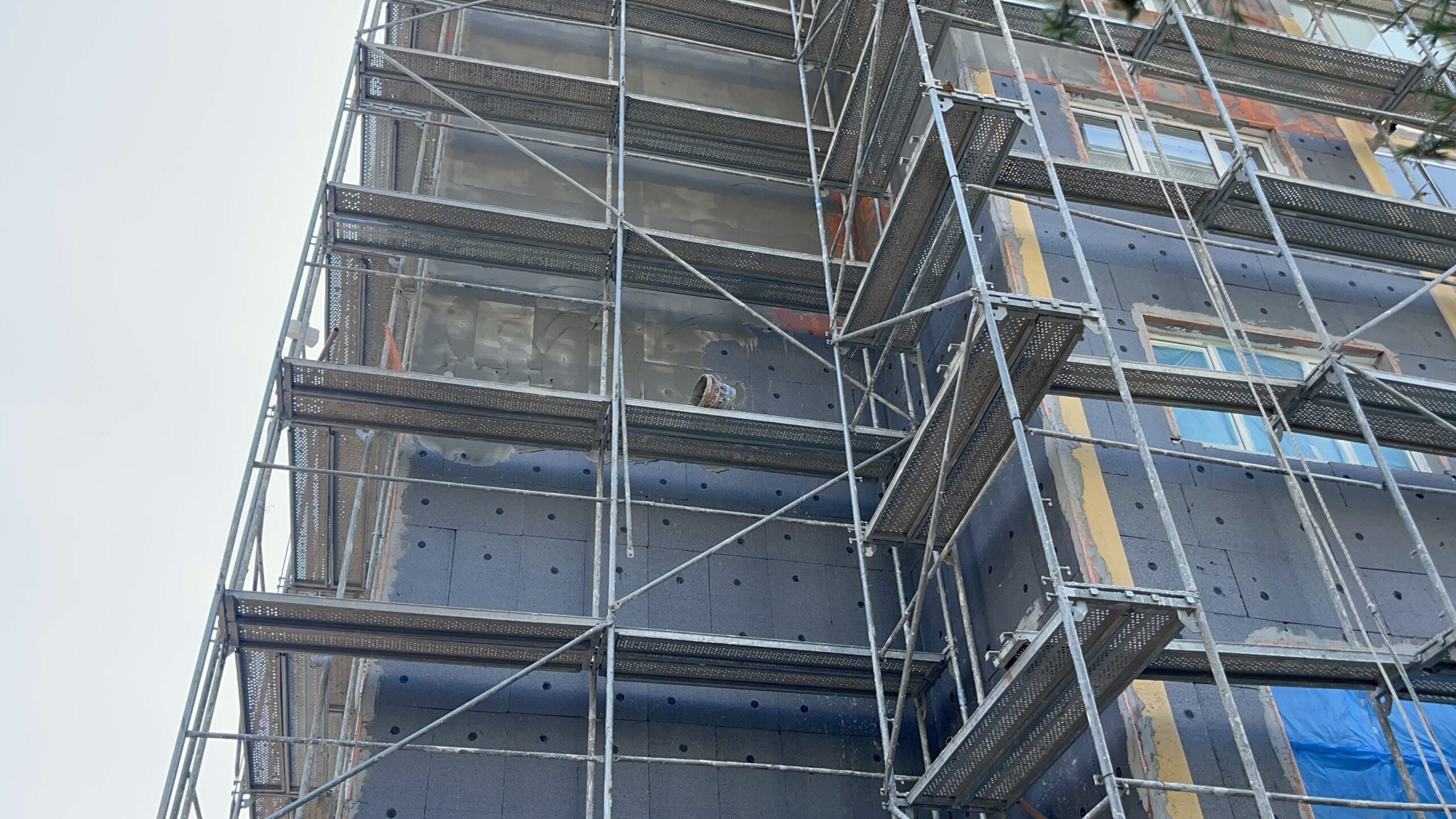 Eskişehir'de, 8 katlı bir apartmanın dış cephe izolasyon işlerini yürüten