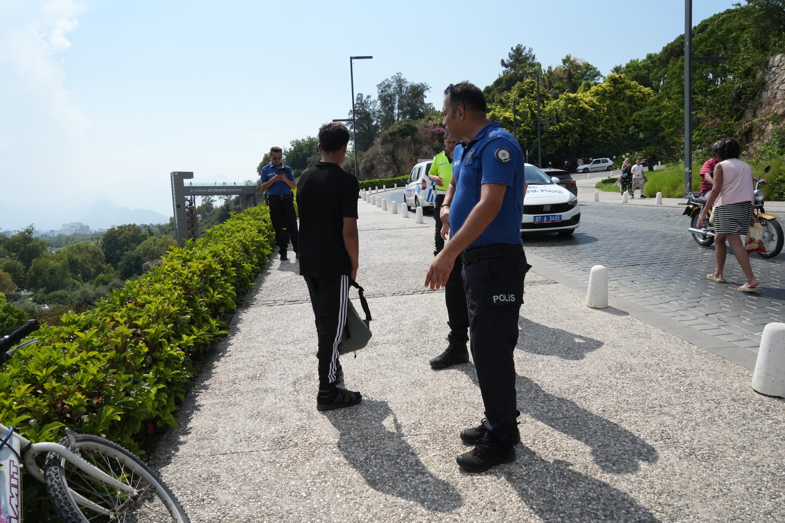 Antalya'da yokuş aşağı bisikletle inen 13 ve 16 yaşlarındaki iki