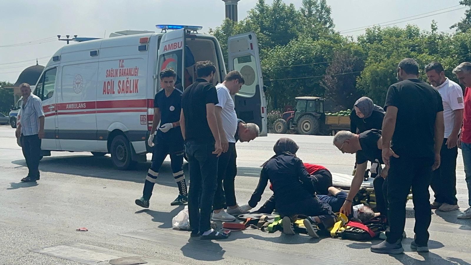 Sakarya'nın Akyazı ilçesi D-100 karayolu üzerinde meydana gelen trafik kazasında,