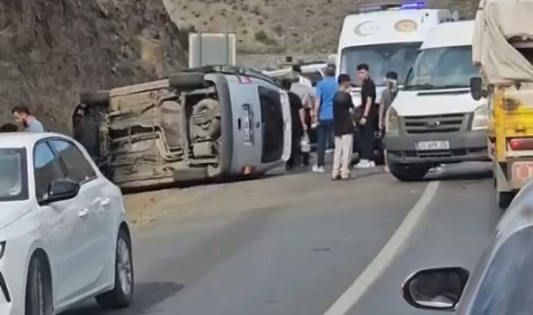 Hakkari'nin Yüksekova ilçesini Van'a bağlayan kara yolunda, bir otomobilin kontrolden