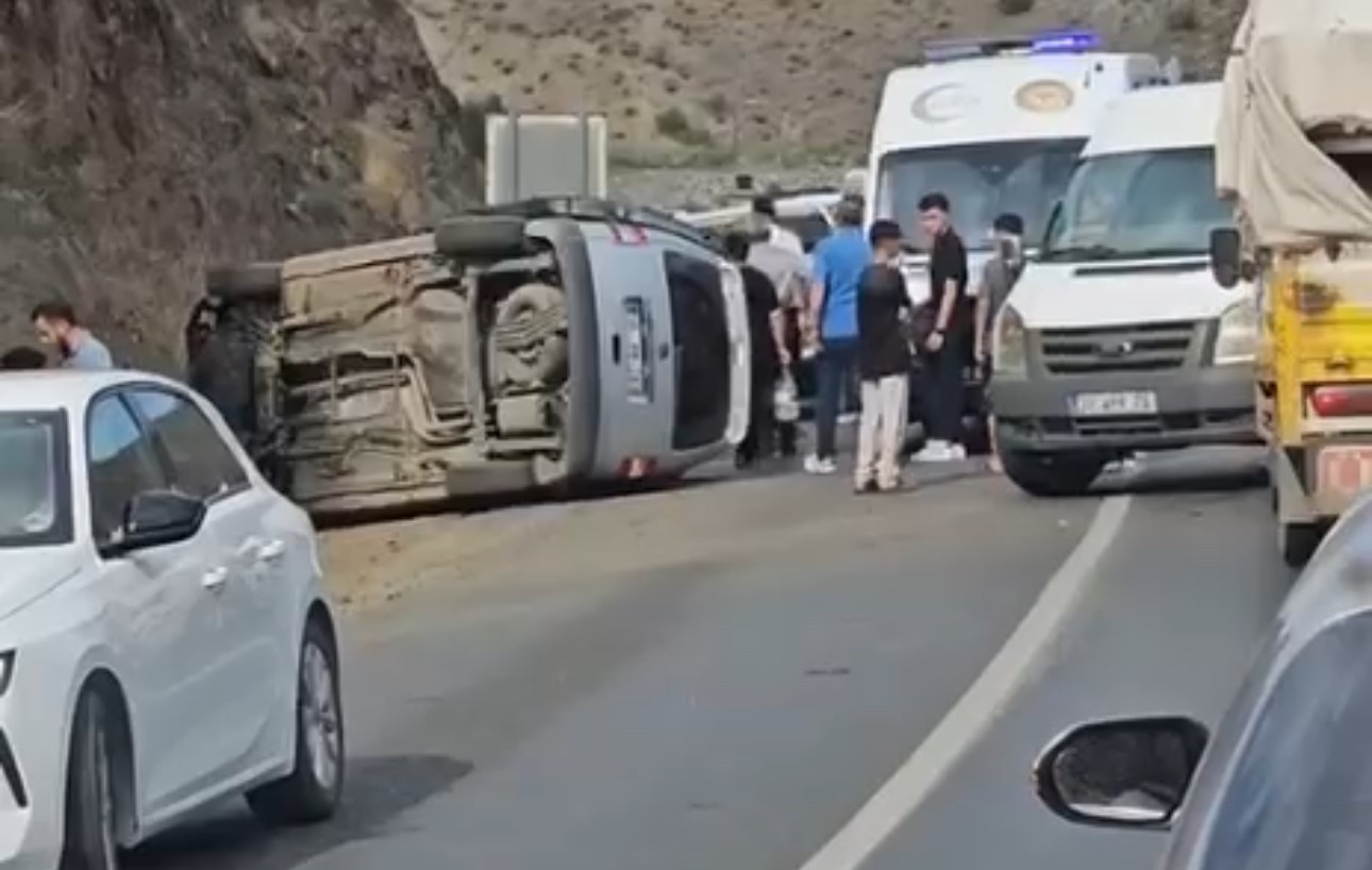 Hakkari'nin Yüksekova ilçesini Van'a bağlayan kara yolunda, bir otomobilin kontrolden