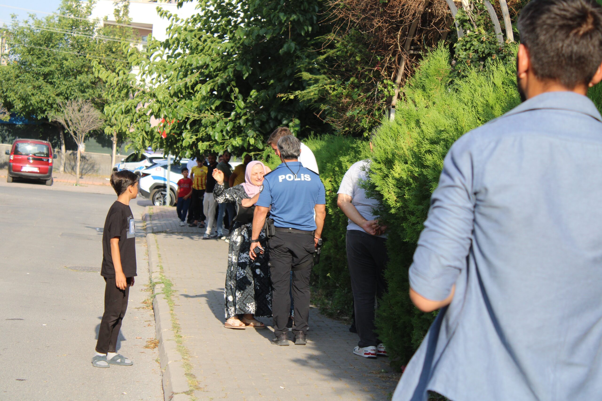  Kayseri'nin Melikgazi ilçesinde bir şahıs, husumetli olduğu kişiyi camide namaz