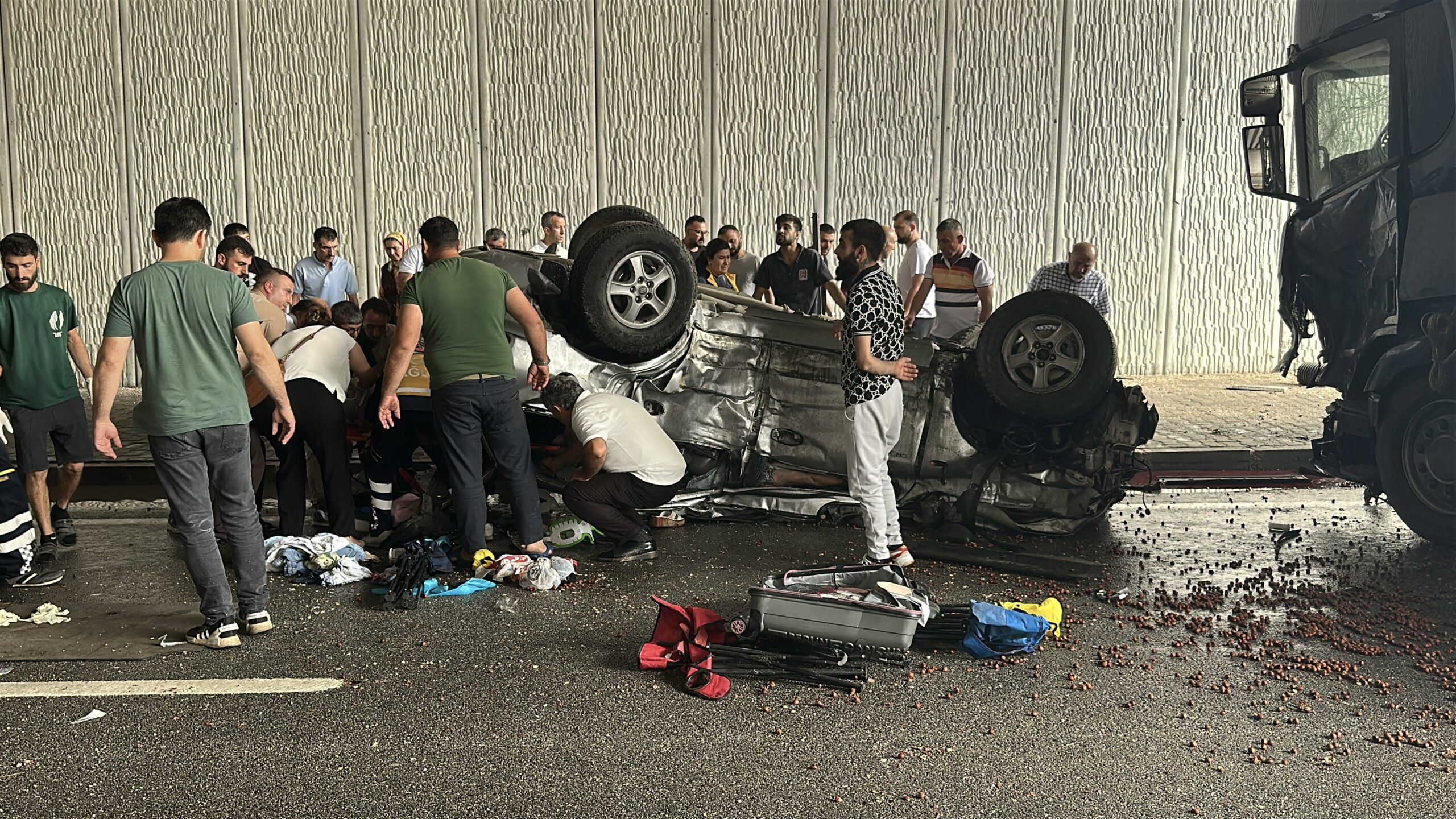 Kastamonu'nun Tosya ilçesindeki D-100 karayolunda, yağış sonrası oluşan su birikintisi