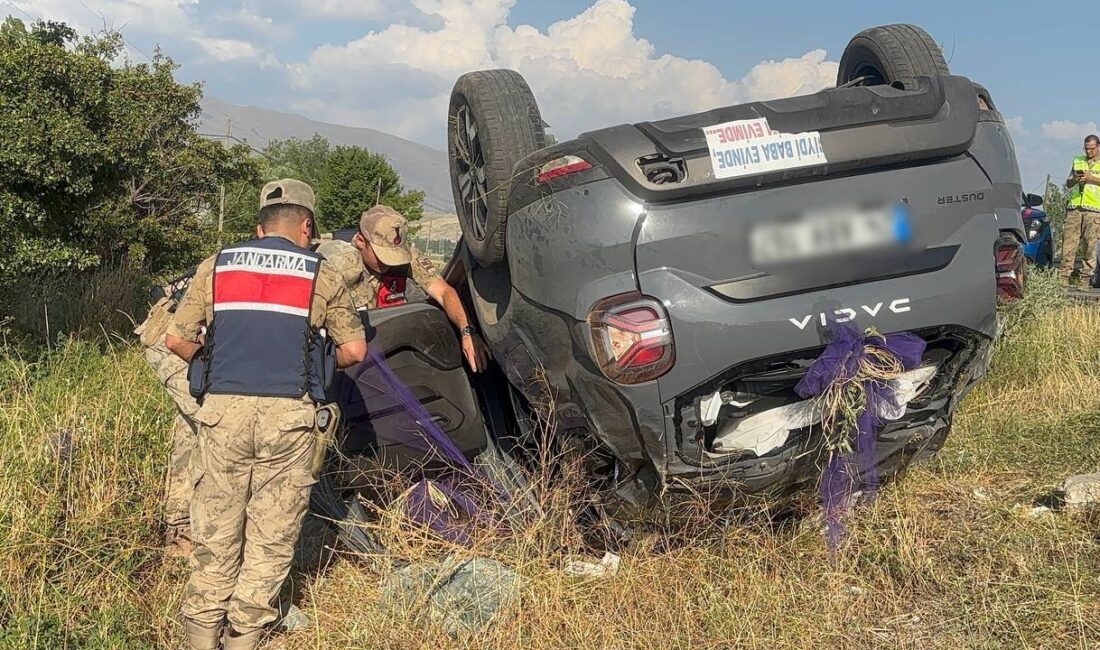 Elazığ'daki bir nişan töreninden dönen aileyi taşıyan otomobilin Erzincan'da devrilmesi