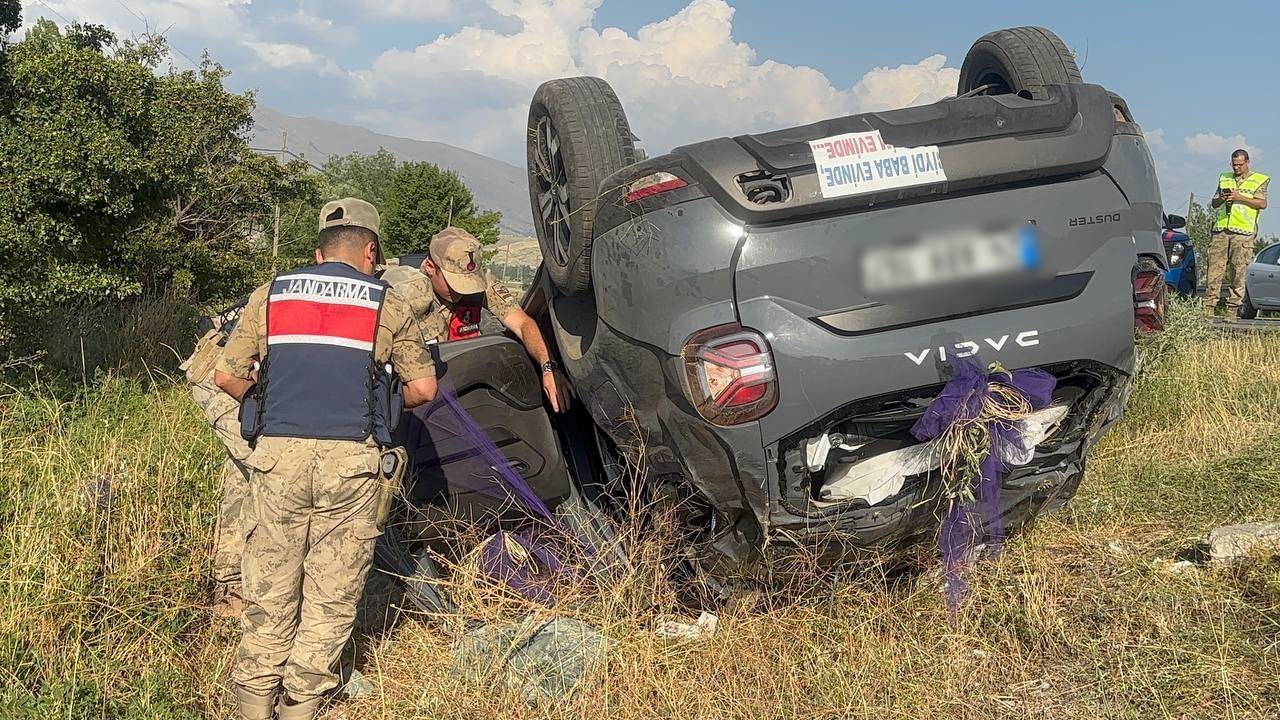 Elazığ'daki bir nişan töreninden dönen aileyi taşıyan otomobilin Erzincan'da devrilmesi