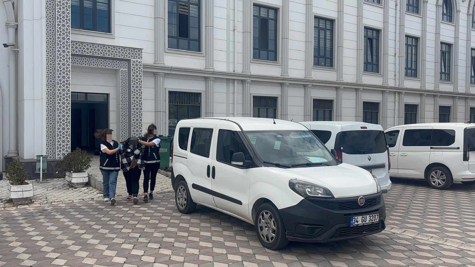 Kocaeli'nin İzmit ilçesinde tartıştığı kocasını tüfekle vurarak öldüren kadın tutuklandı.
