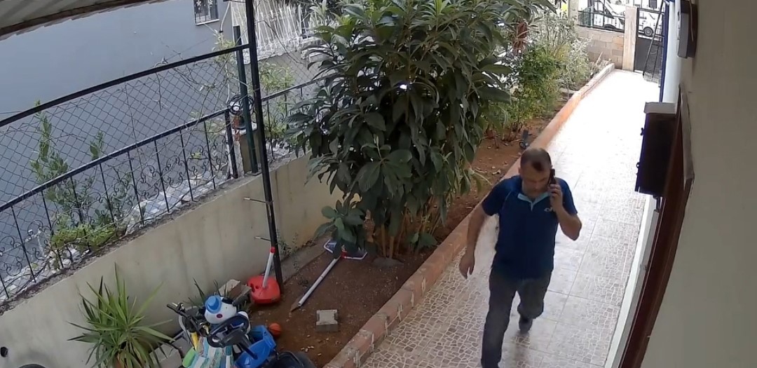 Adana’da bir eve kargo getiren şahıs merdivenden düşen 70 yaşındaki