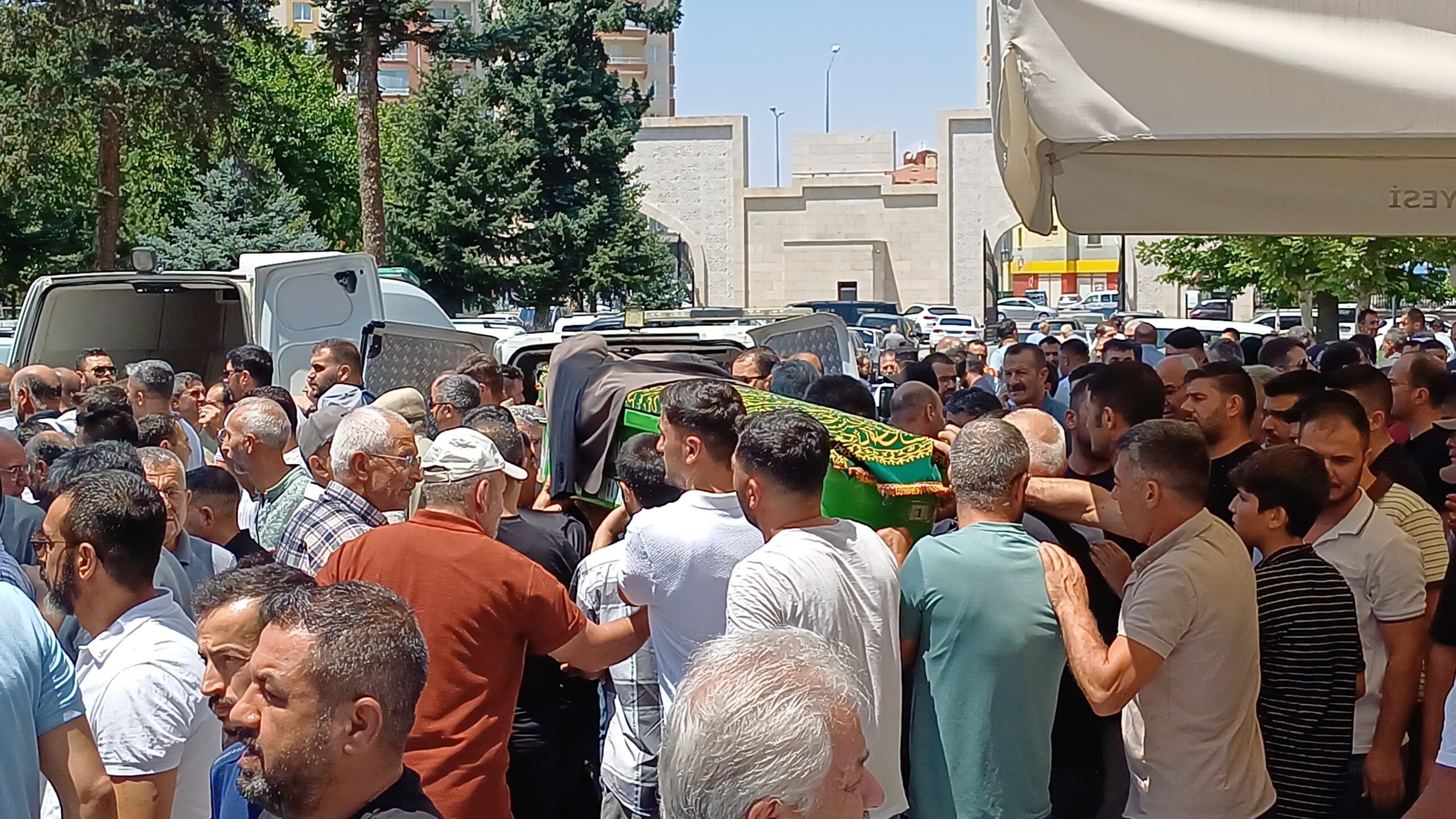 Kayseri'nin Melikgazi ilçesinde husumetlisi olduğu kişi tarafından camide namaz kıldığı