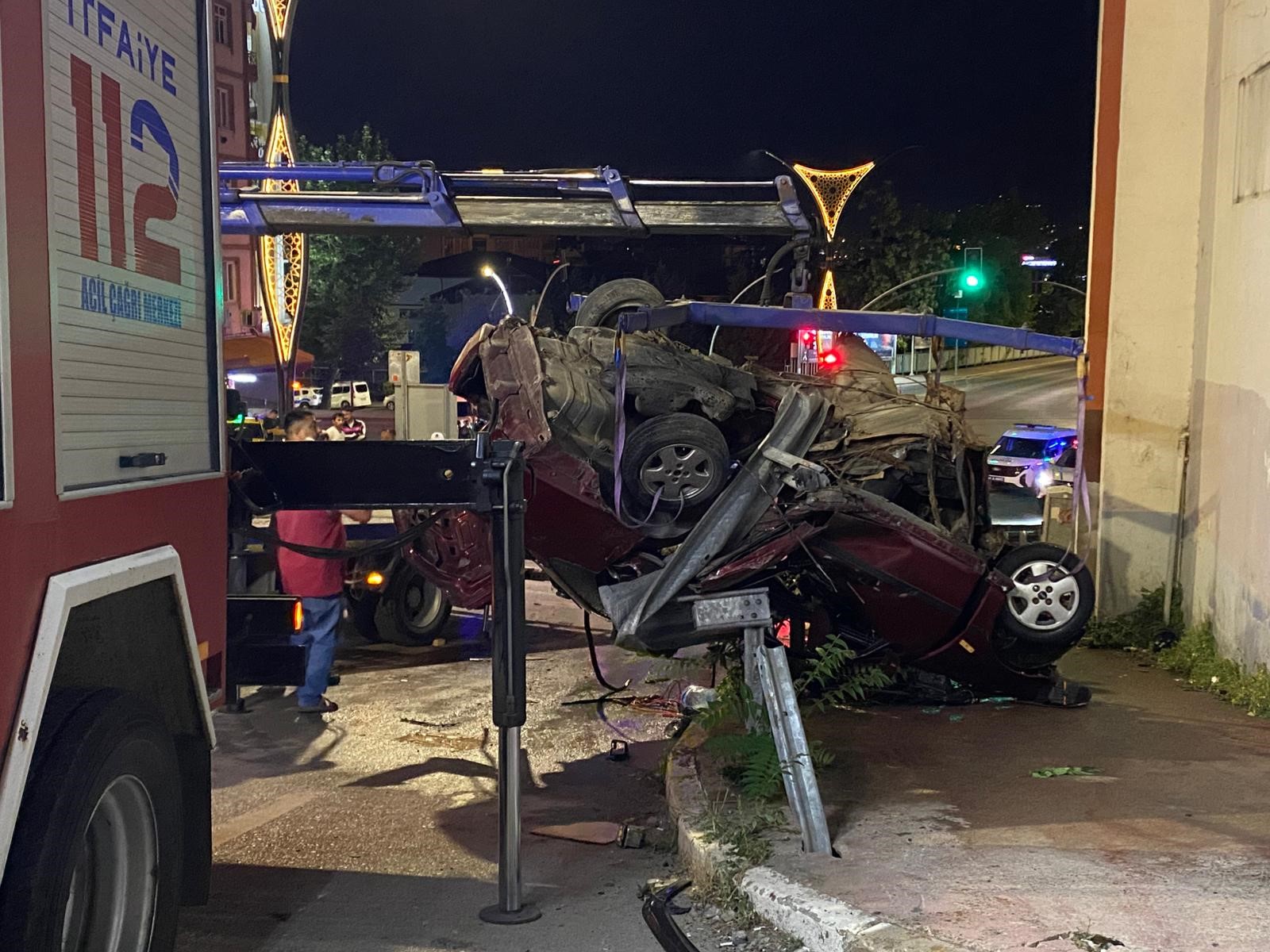 Kocaeli’nin İzmit ilçesinde gece saatlerinde meydana gelen trafik kazasında kontrolden