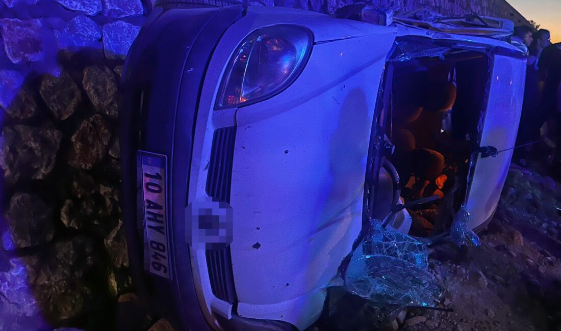 Balıkesir'de 3 araçlı zincirleme kazada 1 kişi hayatını kaybederken, 4