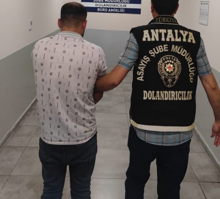 Antalya'da kendisini telefonla arayan ve istihbarat görevlisi olduğunu iddia eden