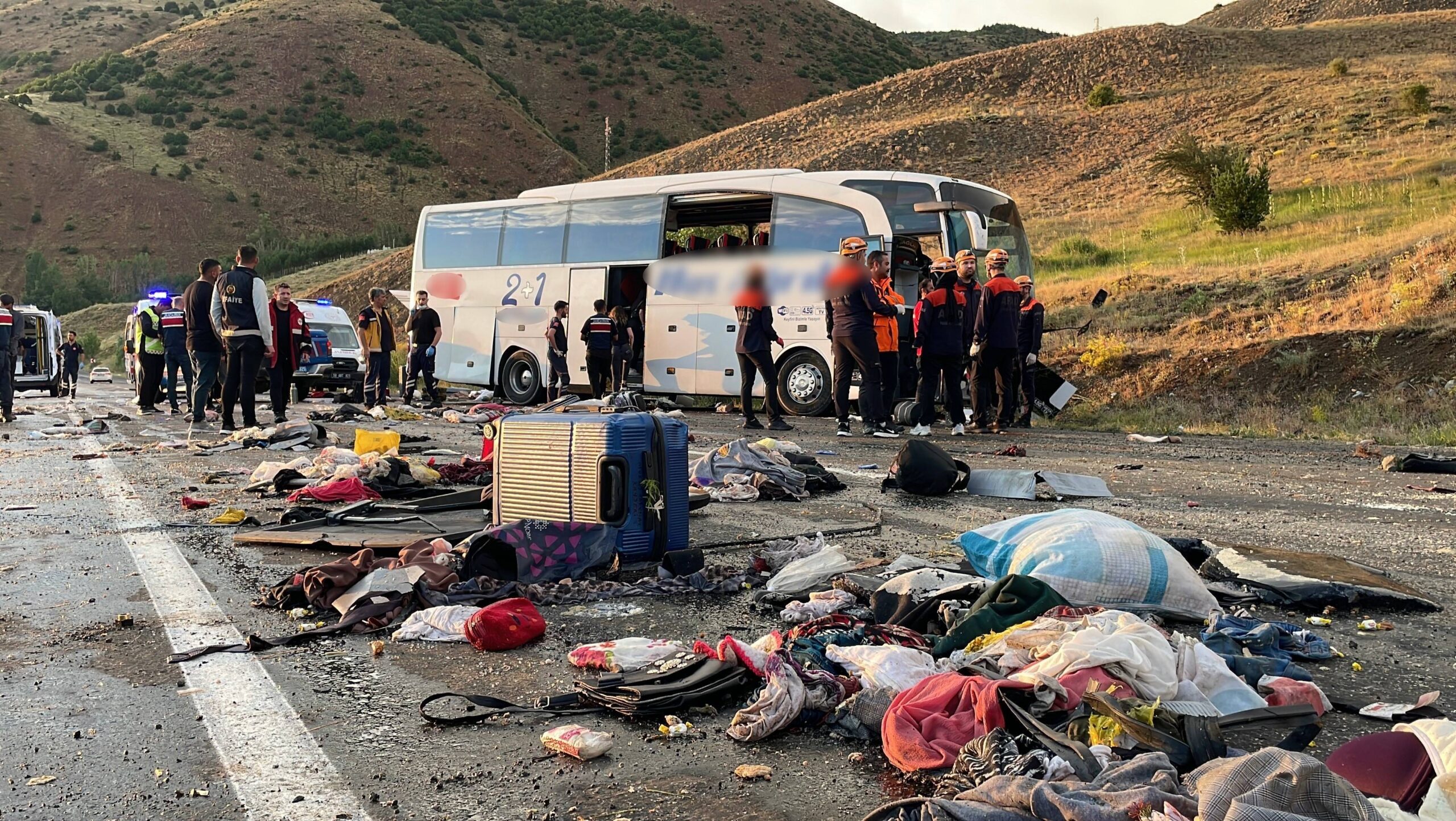 Sivas'ın İmranlı ilçesinde 4 kişinin hayatını kaybettiği ve 40 kişinin