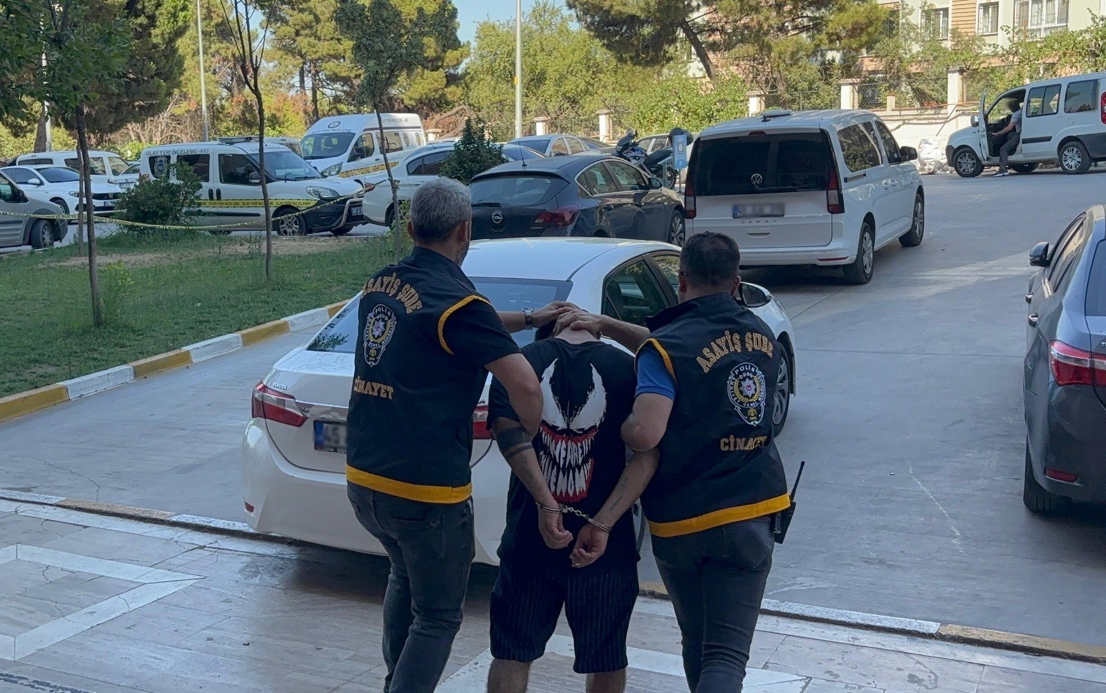 Manisa'da, 17 yaşındaki bir genç kadının evinde ölü bulunmasıyla ilgili