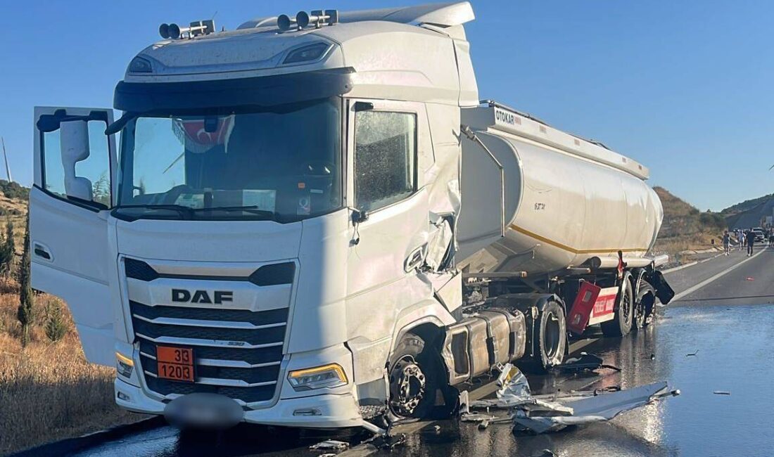 İzmir-İstanbul Otoyolu'nun Balıkesir mevkiinde, beton büz yüklü bir tır ile
