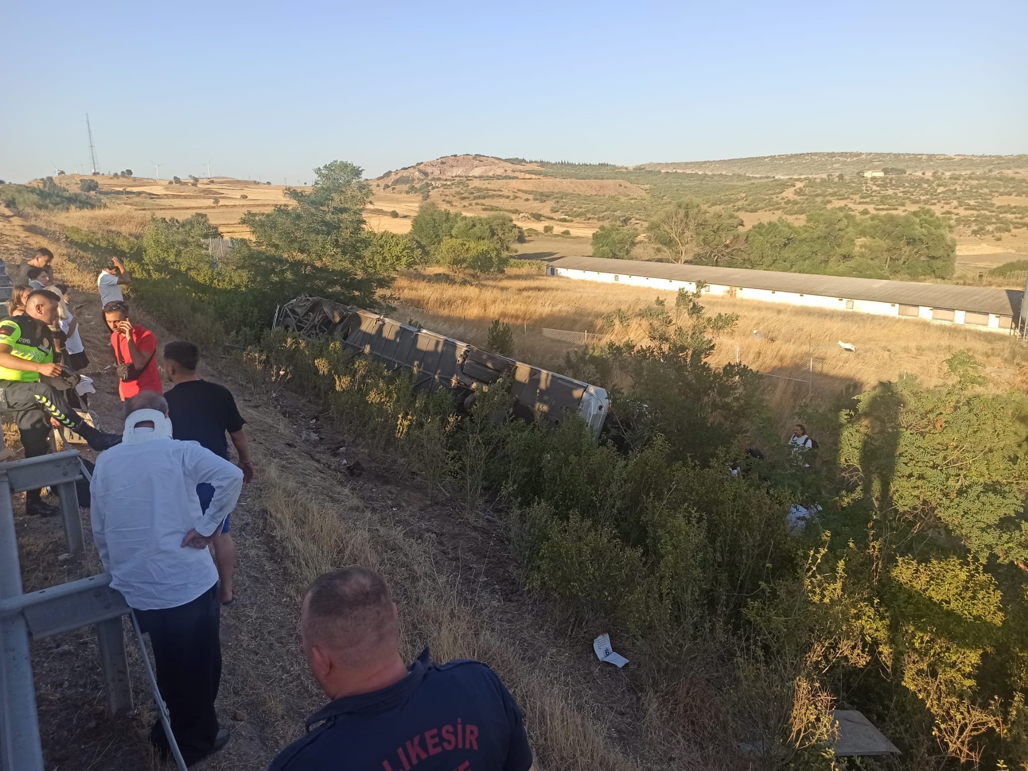 Balıkesir'de, İzmir-İstanbul seferini gerçekleştiren bir yolcu otobüsünün devrilmesi sonucu trafik