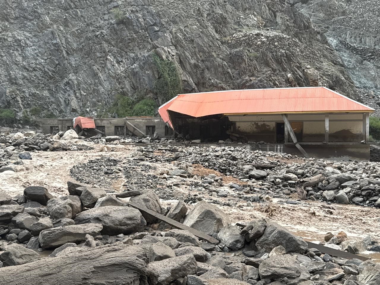 Pakistan'da haziran sonundan beri etkili olan şiddetli muson yağmurlarının yol