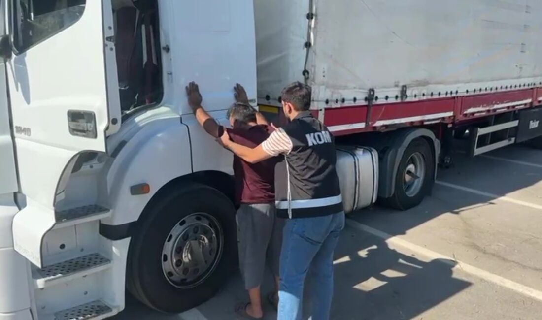 Kocaeli Emniyet Müdürlüğü'ne bağlı ekipler, TEM Otoyolu üzerinde gerçekleştirdikleri denetimler