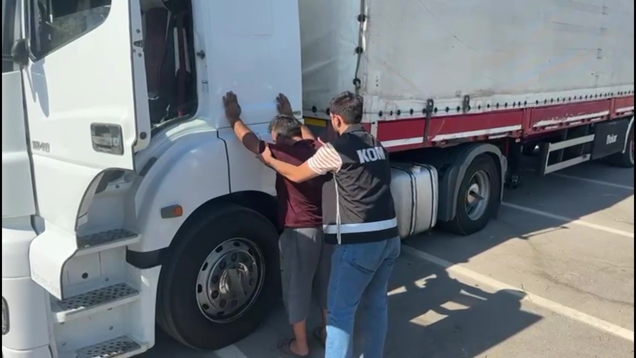 Kocaeli Emniyet Müdürlüğü'ne bağlı ekipler, TEM Otoyolu üzerinde gerçekleştirdikleri denetimler