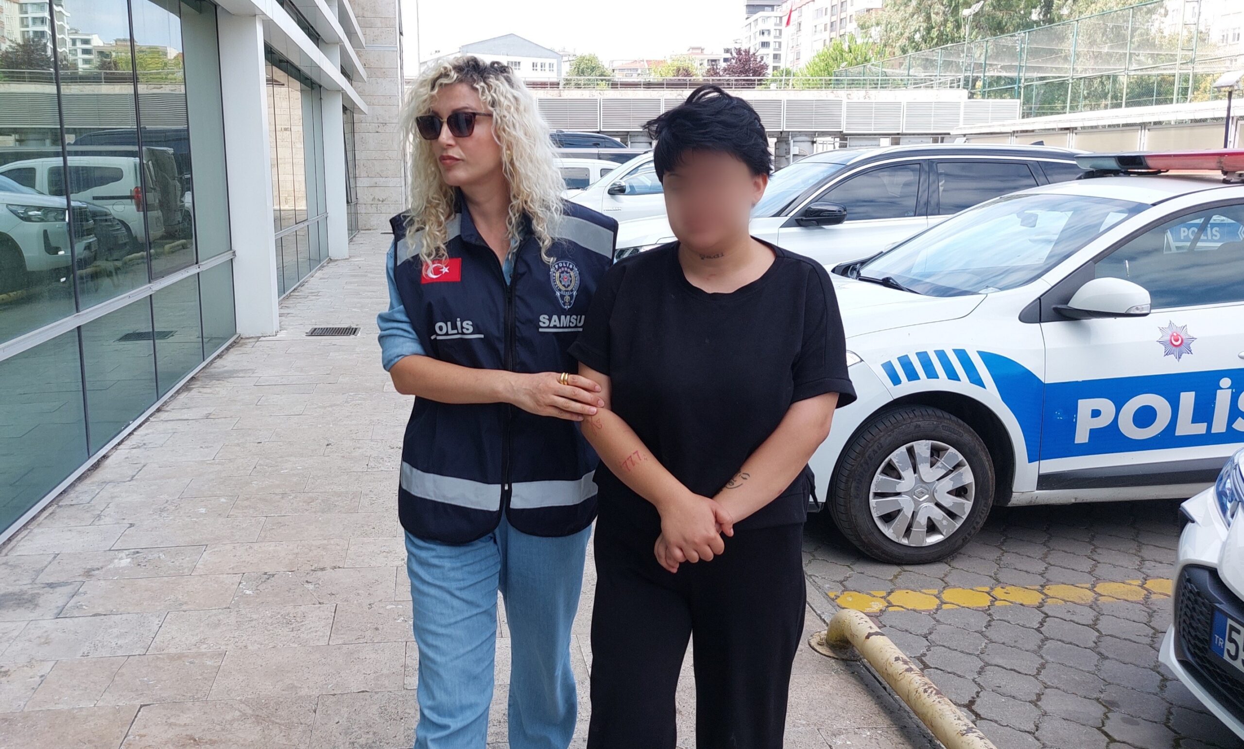 Samsun'da genç kız, erkek arkadaşından ayrılmasını isteyen annesini bıçaklayarak ağır