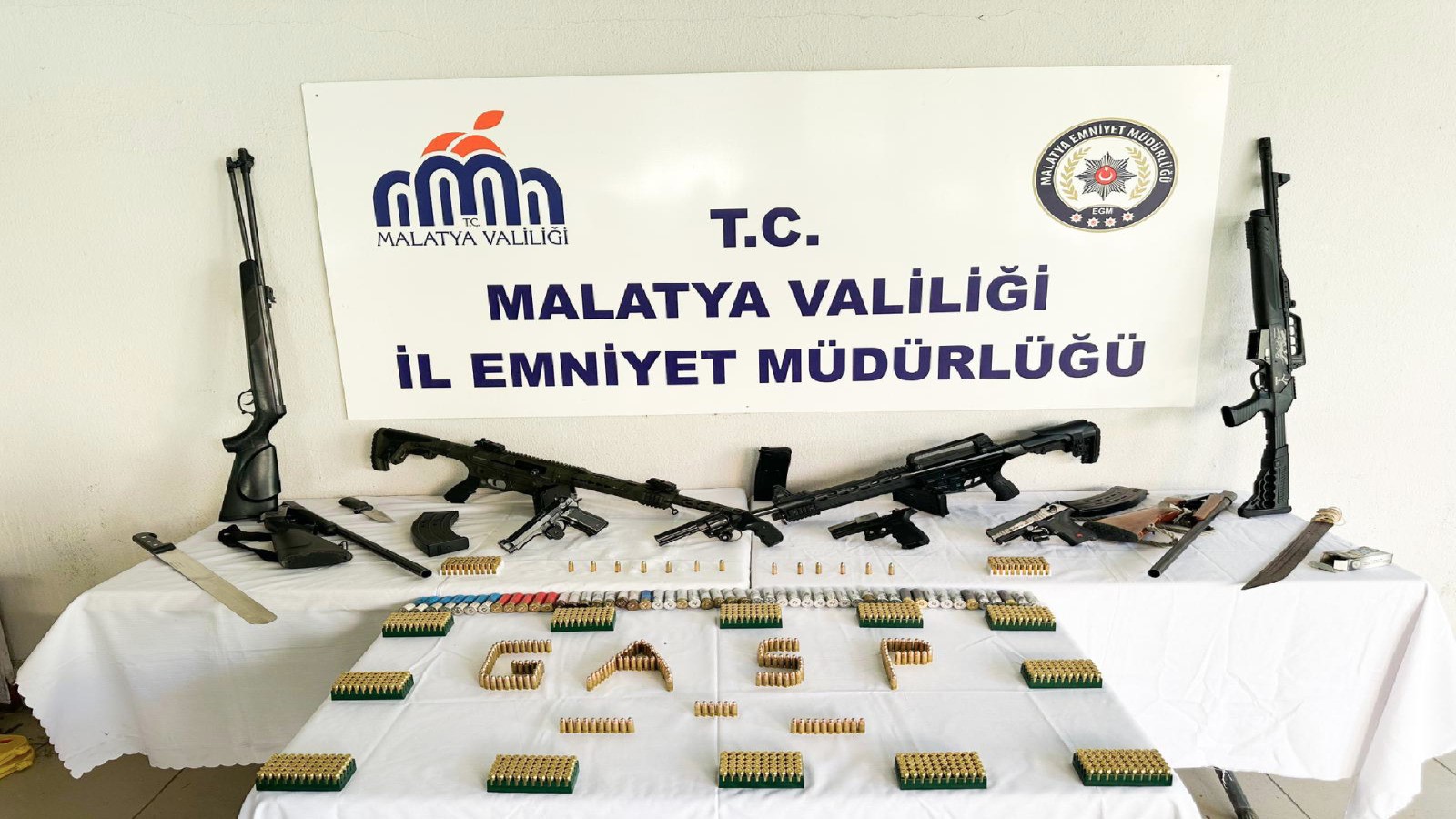 Malatya'da, sosyal medya platformları ve kamuya açık alanlarda silah teşhiri