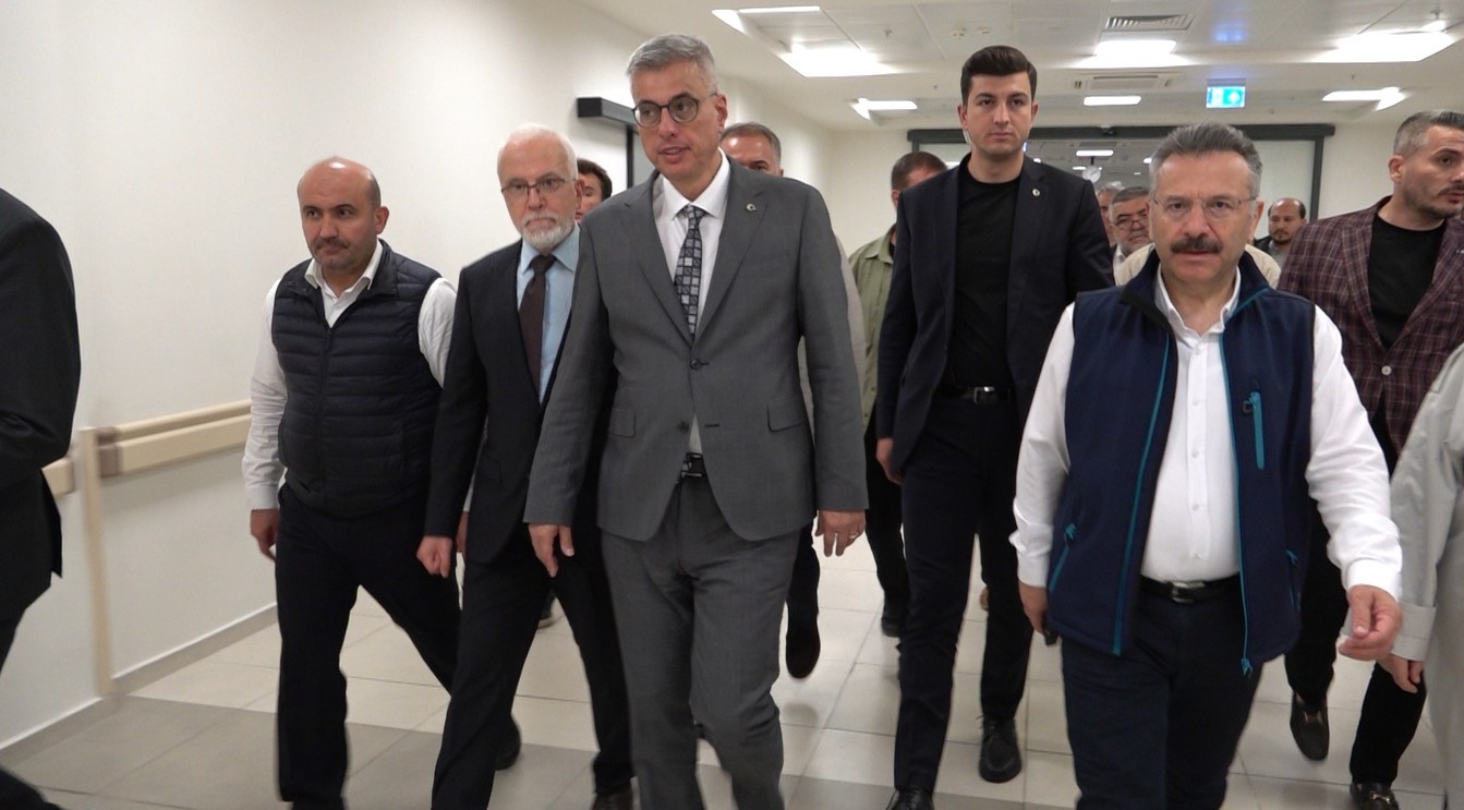 Sağlık Bakanı Prof. Dr. Kemal Memişoğlu, Seyitgazi ilçesinde yangına müdahale