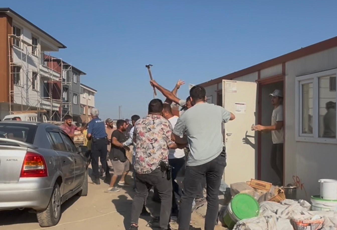 Tekirdağ'ın Çorlu ilçesinde, bir aracın park edilmesiyle başlayan sözlü tartışma,