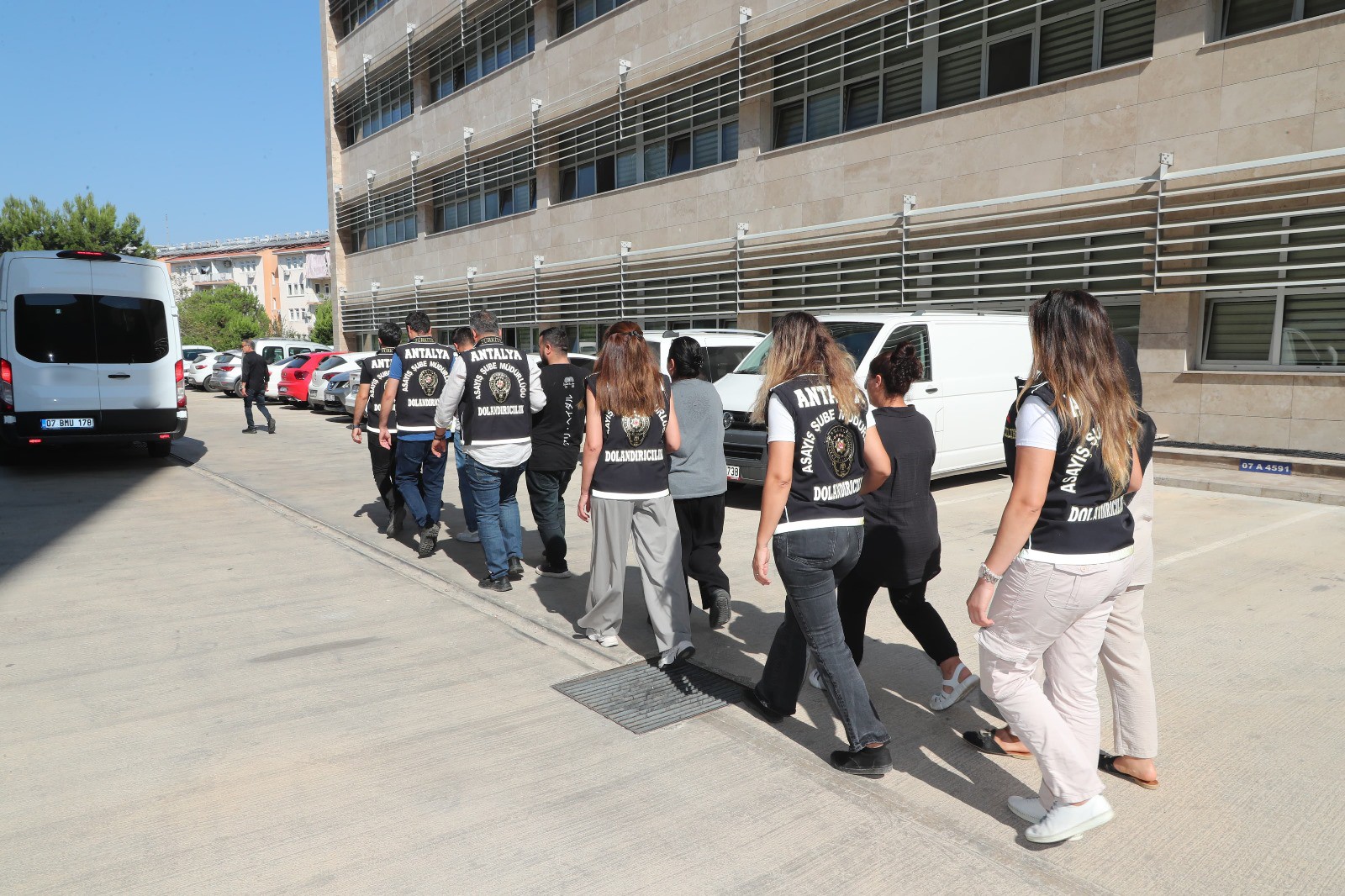 Antalya merkezli olarak dört ilde gerçekleştirilen eş zamanlı operasyonlarla, kendilerini