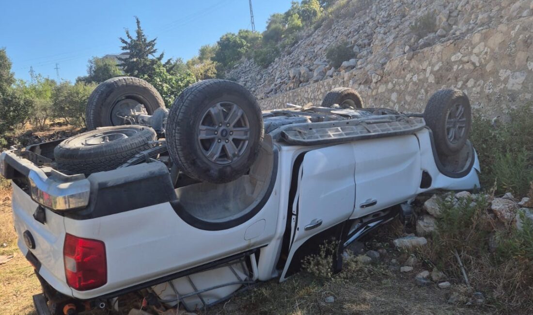 Hatay'ın Yayladağı ilçesinde, sürücüsünün direksiyon hakimiyetini yitirdiği bir pikap uçurumdan